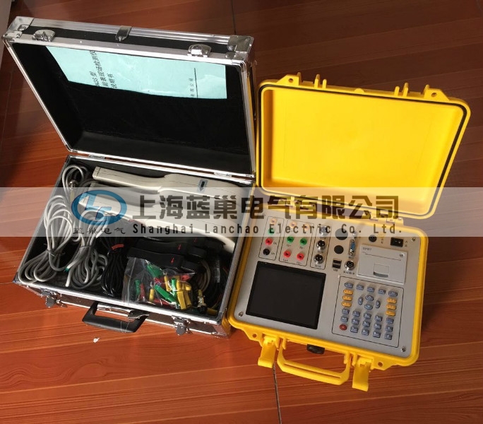 三相電能表現場校驗儀采用大屏幕彩色液晶作為顯示器，全中文圖形化操作界面并配有漢字提示信息、多參量顯示的液晶顯示界面，人機對話界面友好，向量圖顯示及接線判斷為檢查電路的正確性提供了可靠的依據。